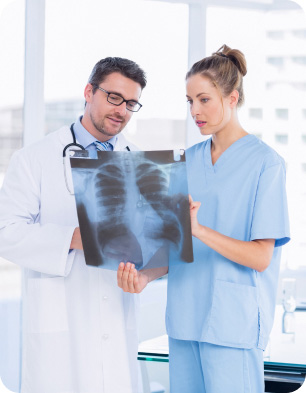 Médicos de Clínica Vida revisando un diagnóstico