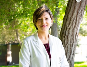 Eleanor Pena, Médico